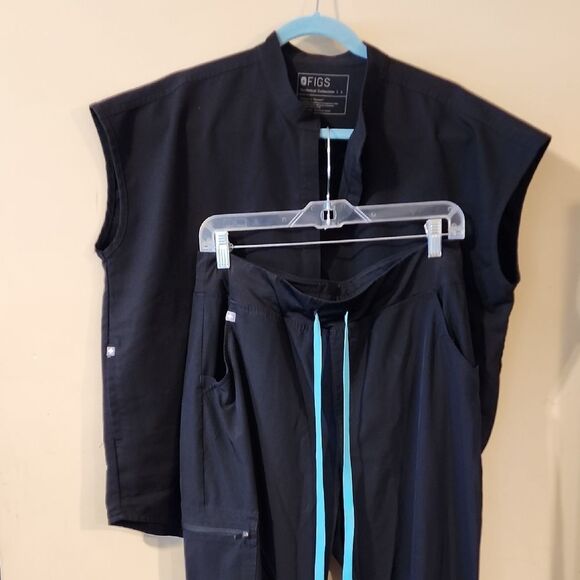 Figs Black  Top And Track Scrub Pants with Jogger Style Large EUC - Picture 2 of 8